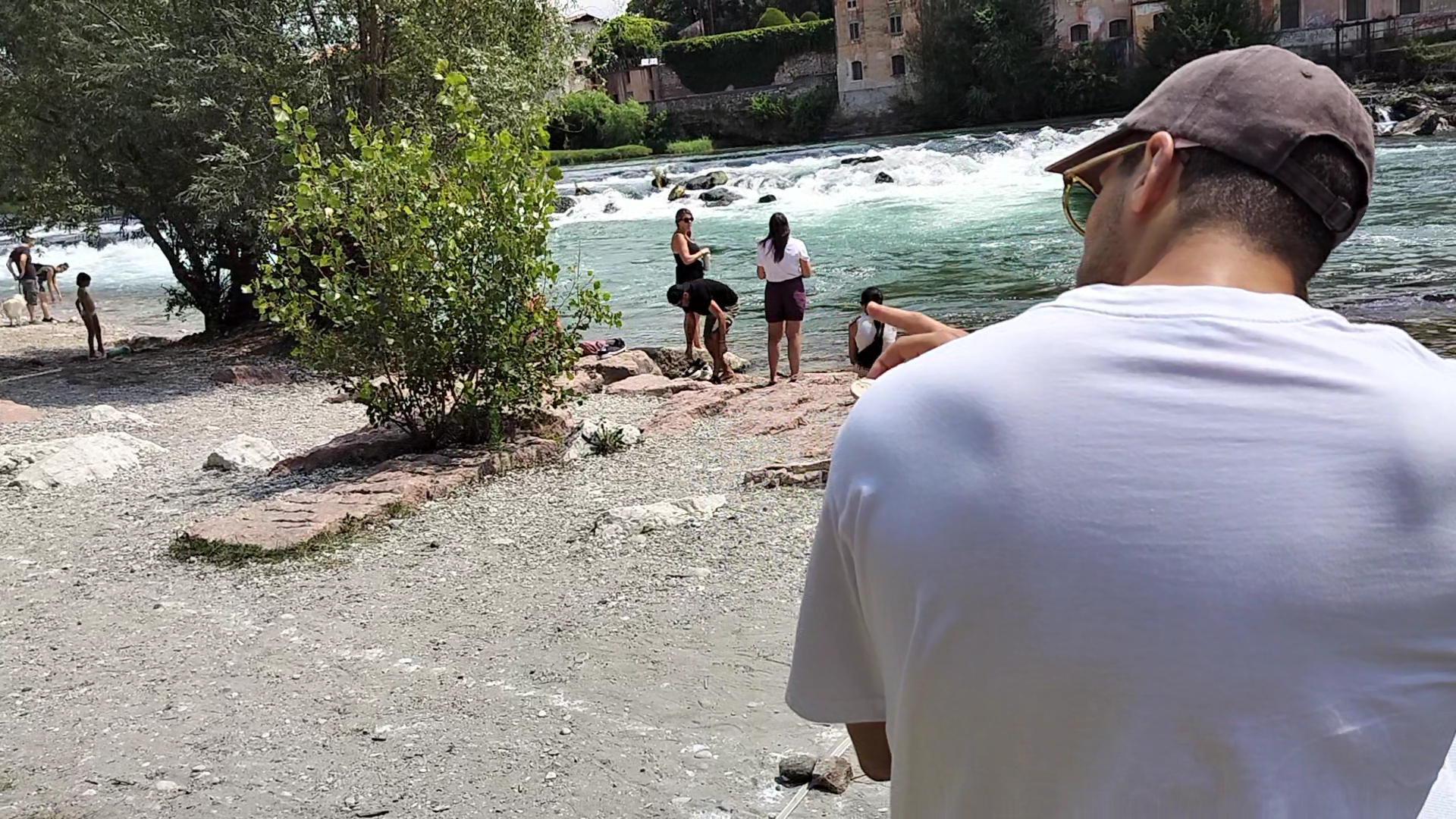 Partecipanti sulla riva del Brenta a Riva Volpato