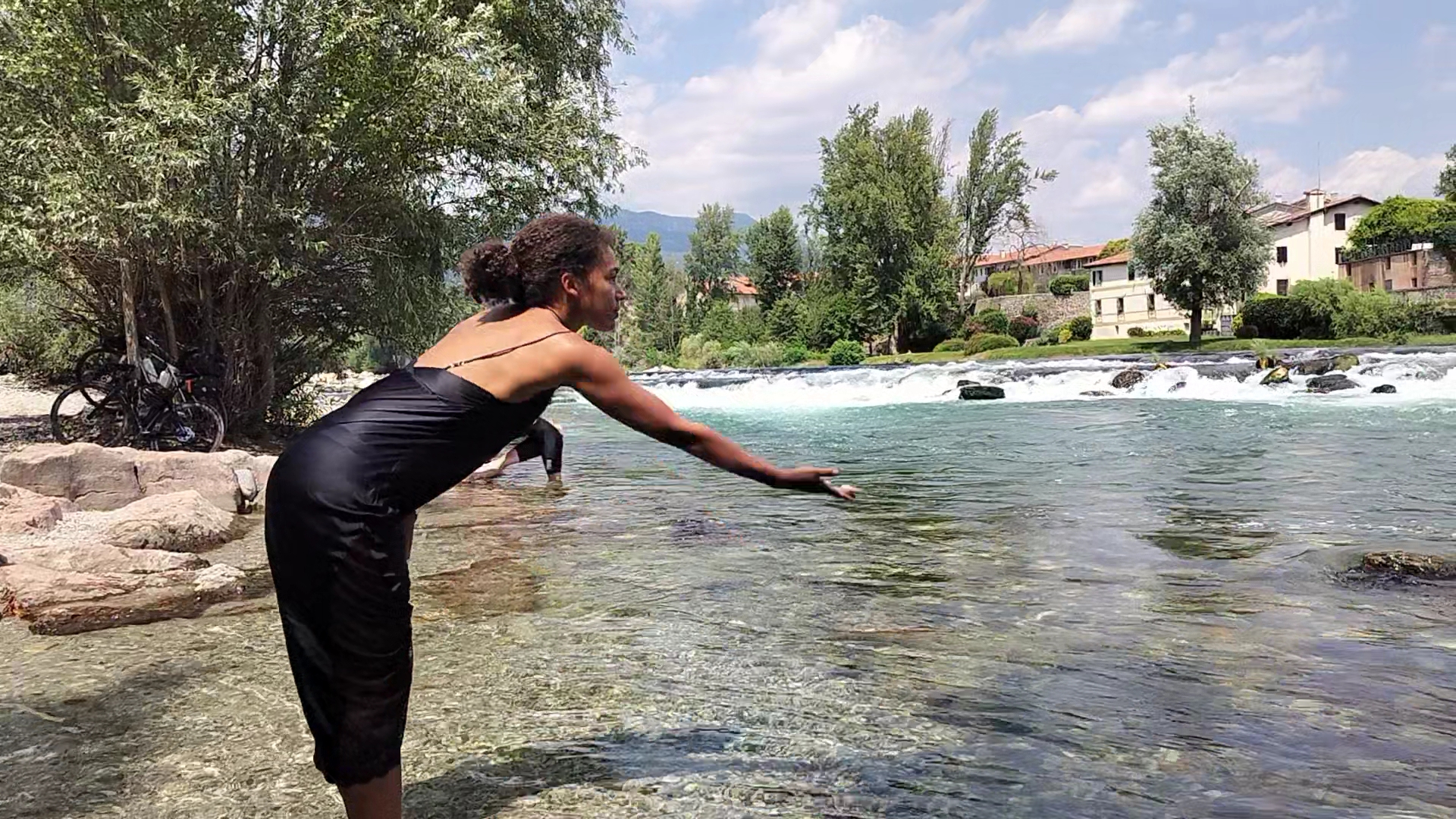 Gesto rituale sulla riva del Brenta